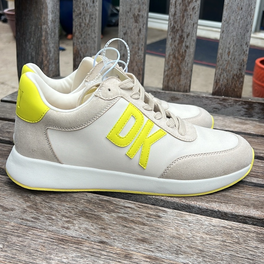 New DKNY Oaks logo sneakers. Size 11.